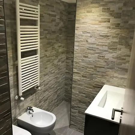 V Torre V Nigrisoli A Porta San Vitale ゲストハウス