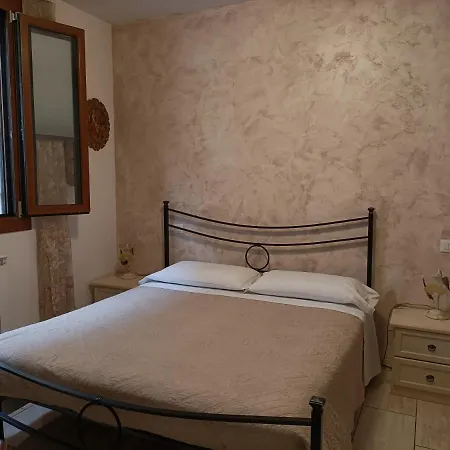 V Torre V Nigrisoli A Porta San Vitale 3* ボローニャ