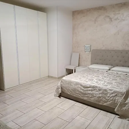 V Torre V Nigrisoli A Porta San Vitale 3* Болонья